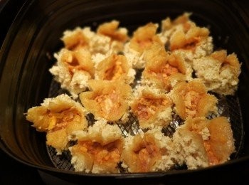 step6: 可選熱油炸或AF炸，AF需噴油在豆腐卜表面。