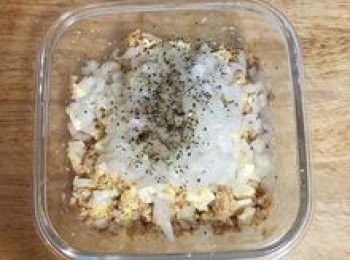 step4: 將白煮蛋切小丁放入鮪魚上，再倒入瀝乾水份的洋蔥丁，撒上黑胡椒粉；