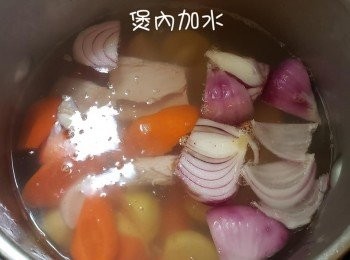 step4: 煲內加約 2500-3000ml水， 除番茄外放入其它材料煲滾後轉細火煲1.5小時再加入番茄再煲半小時調味即可。