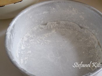 step7: 焗模底放上牛油紙，旁邊塗上橄欖油及洒上麵包，並把多餘的麵粉倒出