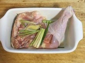 step3: 用1茶匙鹽和酒均勻抹在雞肉上；並與蔥段、香茅段、薑片ㄧ起抓醃，並靜置；