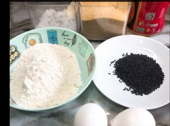 step1: 先預熱焗爐180到15分鐘
https://youtu.be/JiLG7LQRWYk

蛋和蛋白打發
加入糖、鹽攪拌，麵粉過篩，攪拌
加入油。攪拌均勻至完全沒粉粒