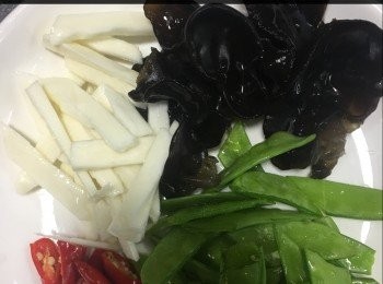 step1: 木耳用水泡開，撕成小塊