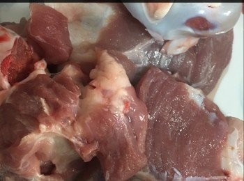 step3: 豬骨洗淨出水