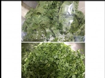 step3: 今次我選購的是水耕種羽衣甘藍，先用熟溫水沖一沖洗，然後切碎。