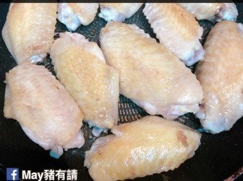 step2: 燒熱油鑊，<a href="https://bit.ly/3zHU5V3" target="_blank" data-keyword="雞翼" class="guide-link"><strong>雞翼</strong></a> <span style="display:inline-block;vertical-align:middle;margin-top:-3px;color:initial;border-radius:3px;padding:2px 3px;font-size:12px;line-height:14px;background:#87d300;color:#fff;">即買</span> 皮一面先下，煎至兩面金黄。
