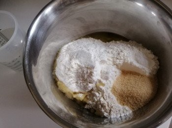 step1: 大碗內放酵母攪拌後，放入其他所有材料