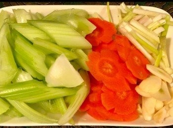 step2: 西芹洗淨打斜切備用。
紅燈籠椒切片。
紅蘿蔔切片。
少許青葱段備用。
