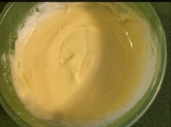 step3: 將滾水沖入澄粉中攪拌，直至拌勻及透明粉狀後稍降溫備用。