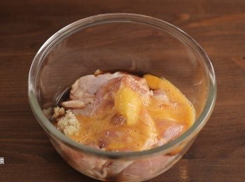 step1: 首先將雞腿肉切塊後與片栗粉以外的<span class="group_1">食材</span>均勻混合醃製至少30分鐘。