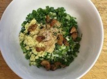 step11: 將蔥花、薑末放入大碗中；放入鹽、糖、白胡椒粉，再將雞油渣一起放入大碗中；