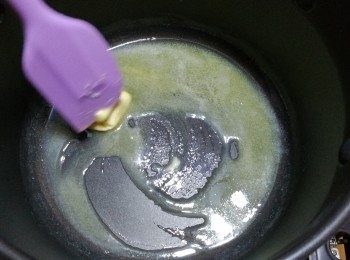 step2: 用中小火煮溶牛油。