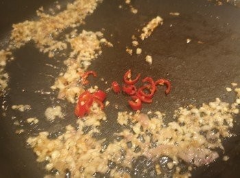 step4: 爆香乾蔥和蒜蓉，乾蔥和蒜蓉顏色轉金黃，再落辣椒絲。