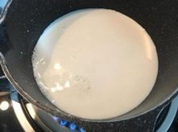 step4: 牛奶中加入糖，小火拌到糖溶化即可；