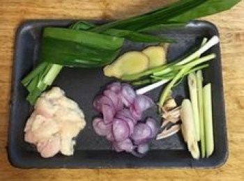 step4: 薑雞油、雞皮切小丁；紅蔥頭切片；薑再切2片；香茅1根拍扁切段；蔥2根拍扁切段；斑蘭葉放一起打個結；