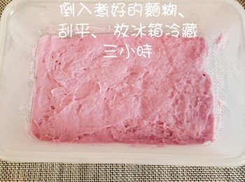 step8: 倒入煮好的面糊，刮平表面。放入雪櫃(平時放菜那格)3小時以上冷凍。