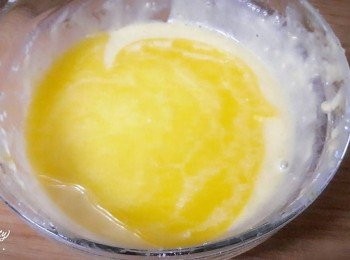 step6: 加入已隔水加熱溶化的奶油拌勻