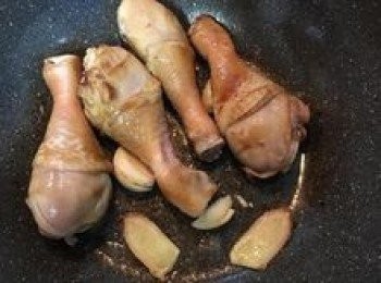 step4: 放入薑片與蒜頭煎香；