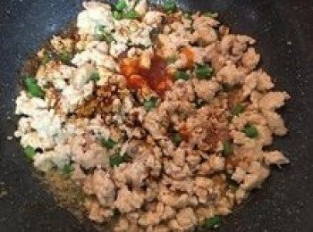 step9: 接著放入蠔油、泰式辣椒醬、魚露、醬油和糖拌炒；