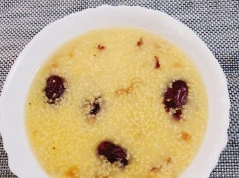 step2: 先將紅棗放入煲內加800~900ml水煲滾后再放入小米煲約15分鐘 中途要攪拌約兩次，以防粘底。如果喜歡甜點可在此時加入適量糖，煮溶后熄火食得。