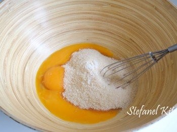 step3: 把蛋黃及蛋白分別放在兩個大碗內，把糖與蛋黃一起打散