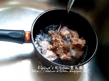 step2: 將排骨頭沖一沖洗去碎骨及瀝乾水份