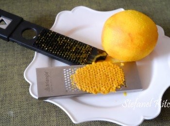 step1: 兩個橙洗乾脆後沬乾，磨1個橙皮成蓉，橙肉揸成橙汁備用