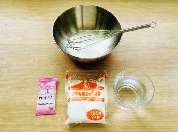 step2: 將包裝內的麵粉及山芋粉加水，攪拌成粉漿。