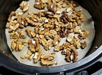 step3: 用氣炸鍋160度焗合核2分鐘會更香(如用即食合桃可以免這步驟)