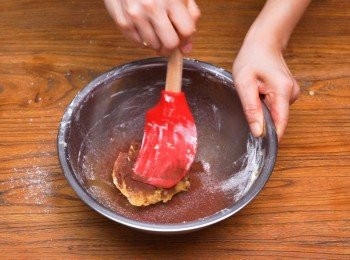 step3: 麵糰分成2份，其中一份加入可可粉拌匀。