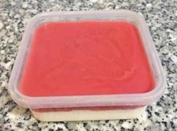 step14: 取出冰鎮的<span class="group_2">椰奶雪花糕</span>，除去保鮮膜（保鮮膜如不沾黏即表示表面已凝固），倒入<span class="group_3">黑莓雪花糕</span>醬，表面抹平後震出空氣，入冰箱冷藏1小時以上，直至雪花糕成型。