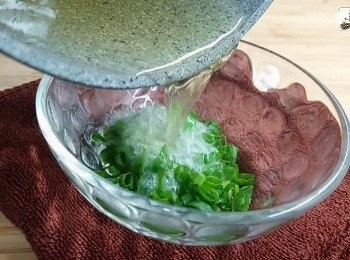 step8: 熱油，倒在蔥花上，在蒸蛋表面灑上蔥油、蒸魚醬油即可💕