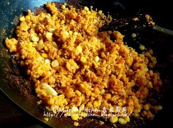 step11: 將豬肉碎回鑊 , 加入粟米粒 , XO醬及少許鹽調味拌勻炒至飯開始變回乾身