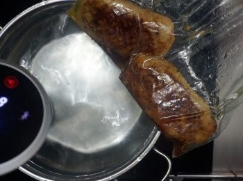 step8: 慢煮好的鴨胸先拿出來抹乾，汁留用