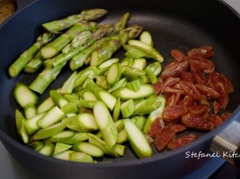 step5: 鑊開中火，下油加入黑毛豬腸炒香
把餘下一部份切片的露荀、上半部露荀加入鑊內炒熟，加入多許鹽、胡椒粉及白酒調味