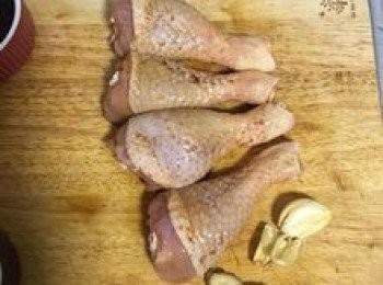 step2: 蒜頭拍扁去皮；雞腿用部份醬油抹一抹；