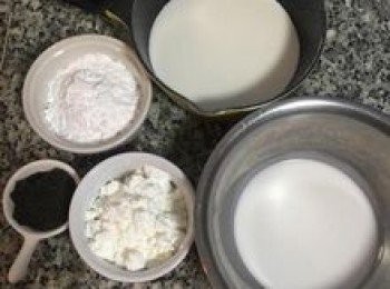 step1: 將材料都先秤好（圖中少了棕櫚糖和椰絲）；以無糖保久乳來做這道甜點，保存時間較長，因保久乳已經高溫殺菌，故用來做甜點或烘培其實更穩定且適合喔。