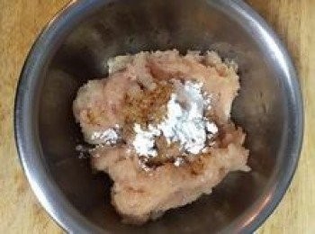 step4: 放入1/3茶匙的鹽、醬油1茶匙、香油少許、太白粉1.5茶匙抓勻。<a href="https://bit.ly/3EZL8dD" target="_blank" data-keyword="雞胸" class="guide-link"><strong>雞胸</strong></a> <span style="display:inline-block;vertical-align:middle;margin-top:-3px;color:initial;border-radius:3px;padding:2px 3px;font-size:12px;line-height:14px;background:#87d300;color:#fff;">即買</span> 肉油脂少，先這樣抓醃過，可以讓肉炒起來不老又入味。