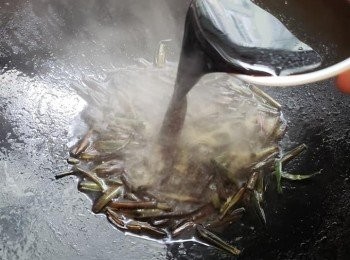 step6: 倒入蔥油內。冒小泡即可熄火