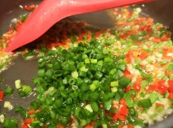 step12: 先爆香蒜蓉，再爆青紅椒粒，最後蔥粒。