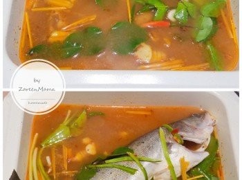 step2: 放入鱸魚，用淋汁到魚上。
蓋上蓋子，細火煮12分鐘就可以了。魚身放上青檸，食嘅時候夠晒清新添呀！