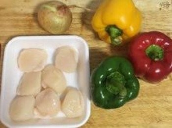 step1: 甜椒們洗淨備用；