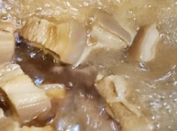 step7: 再加水至蓋過五花腩肉煮滾 ( 略為蓋過便可)