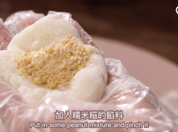 step6: 帶上一次性手套，滅一舊粉團，沾一沾啲熟糯米粉，用手稍微壓扁，擺兩茶匙花生餡，然後收口，放入熟糯米粉滾一滾，放在紙托上就完成了 wear the gloves, get some dough, dip on the cooked Glutinous Rice Flour, squash it. Put in some peanut mixture and pinch it carfully. Dip the cooked Glutinous Rice Flour again and done.