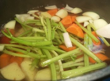 step6: 用鍋加入雜菜、香料、雞湯和熱水同煲滾。