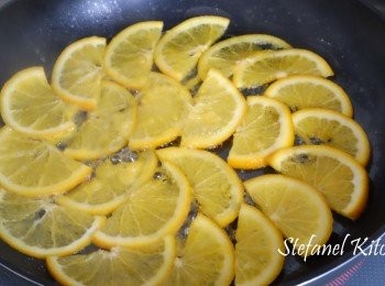 step2: 另一個切薄片，鑊開細火下少許牛油，溶後放上橙片、1湯匙糖及橙汁煮至收汁