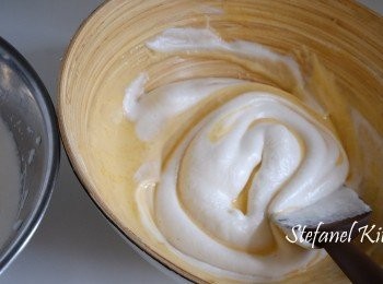 step6: 打起蛋白至起尖，徐徐地加入蛋漿內，由底向上混和