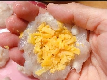 step8: 把蝦膠球稍為壓平一下， 放入cheddar cheese, 再把蟹拑放上去， 裹成球狀封口