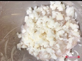 step6: 將馬蹄碎加入用手拌勻