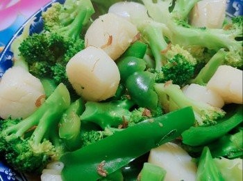 step1: 西蘭花切開，青椒切條
帶子粒洗淨
先爆炒西蘭花，再加少許清雞湯